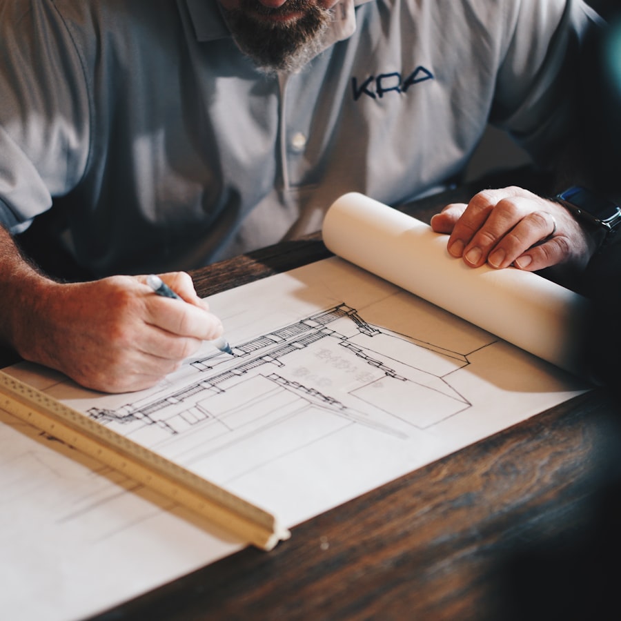 L'architecte de l'Atelier Noor au travail sur ses plans